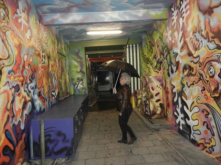 Der Graffiti-Künstler Veit Kowald hat einen vormals öden Durchgang zu den Innen-Standln am Viktualienmarkt grell in Szene gesetzt.