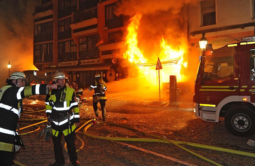 Die Wucht der Explosion hat brennendes Stroh durch die Luft geschleudert. Vier Häuser stehen in Flammen.