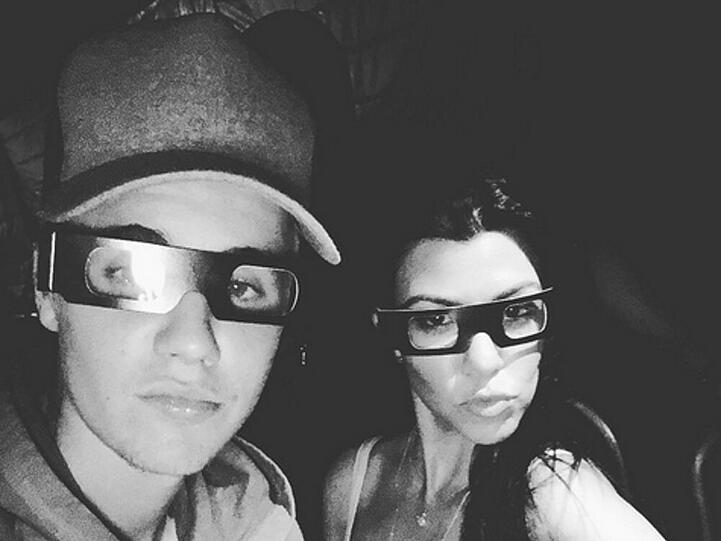 Justin Bieber und Kourtney Kardashian während der "Halloween Horror Nights" in den Universal Studios
