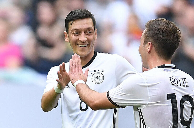 Mesut Özil: Note 4. An seiner alten Wirkungsstätte zunächst eine einzige Enttäuschung. Spazierte zumeist lustlos über den Platz, auch wenn er nach der Pause zwei gute Szenen hatte. Unter dem Strich aber zu wenig.