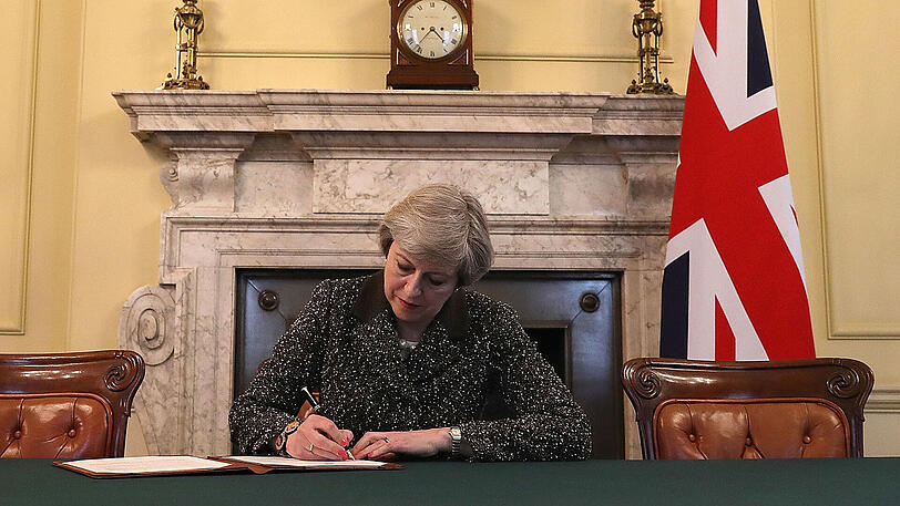 Theresa May unterschreibt im März 2017 den Brief an Brüssel, mit dem Großbritannien die EU formal über den geplanten Austritt informiert.
