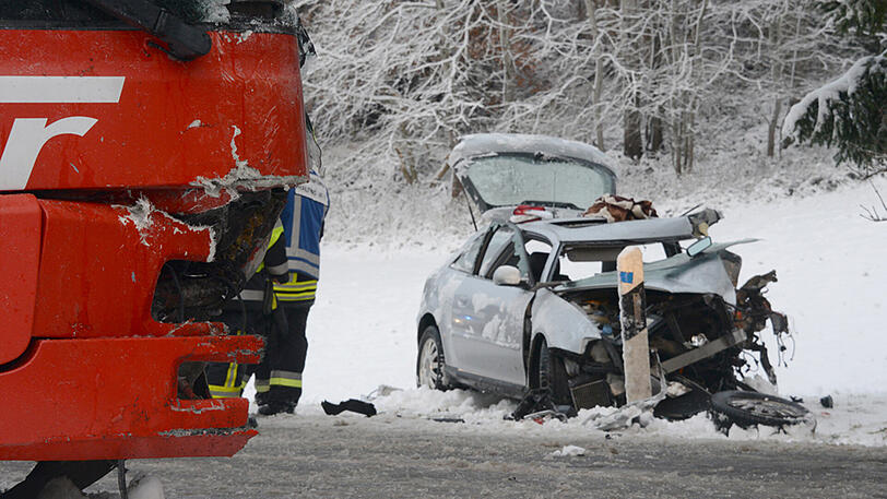 Die Autofahrerin wurde schwer verletzt, die Schulkinder kamen hingegen mit dem Schrecken davon. Die Bilder vom Unfallort.