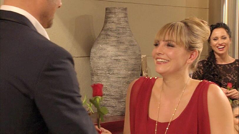 Lisa erhält von Bachelor Christian die ersehnte Rose.