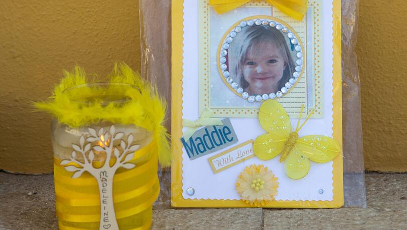 Eine Kerze und ein Porträtfoto von Madeleine McCann im Gedenken an die am 3. Mai 2007 im Alter von drei Jahren aus einer Ferienanlage verschwundene Maddie. Eine Kerze und ein Porträtfoto von Madeleine McCann im Gedenken an die am 3. Mai 2007 im Alter von drei Jahren aus einer Ferienanlage verschwundene Maddie.