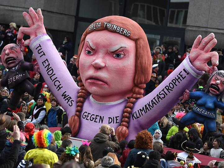 Ein politischer Mottowagen mit einer Figur der schwedischen Klimaaktivistin Greta Thunberg im vergangenen Jahr in Düsseldorf.
