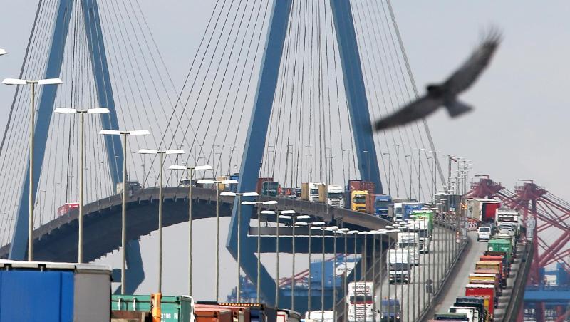 Mit Containern beladene Lastwagen stauen sich auf der Köhlbrandbrücke im Hafen Hamburg. Mit Containern beladene Lastwagen stauen sich auf der Köhlbrandbrücke im Hafen Hamburg.
