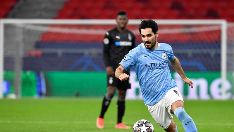 Manchester Citys Ilkay Gündogan führt den Ball im Dribbling am Fuß.
