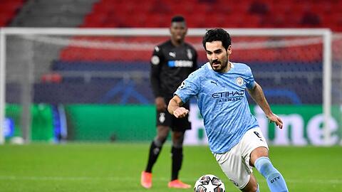 Manchester Citys Ilkay Gündogan führt den Ball im Dribbling am Fuß.