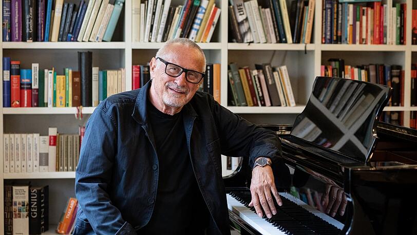 Wenn Konstantin Wecker in seiner Schwabinger Wohnung am Klavier sitzt, sieht man ihm seine Rückenschmerzen nicht an.