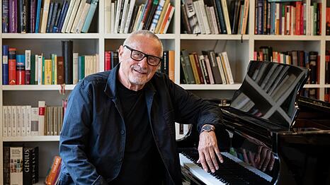 Konstantin Wecker in seiner Schwabinger Wohnung am Klavier. Gegenüber der Presse räumt der Liedermacher die Beziehung zur damaligen Schülerin ein.