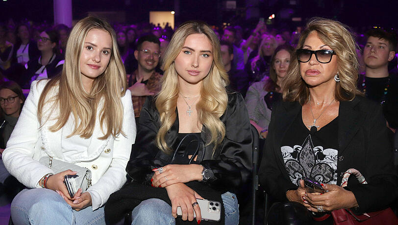 Davina und Shania Geiss mit Mutter Carmen Geiss.