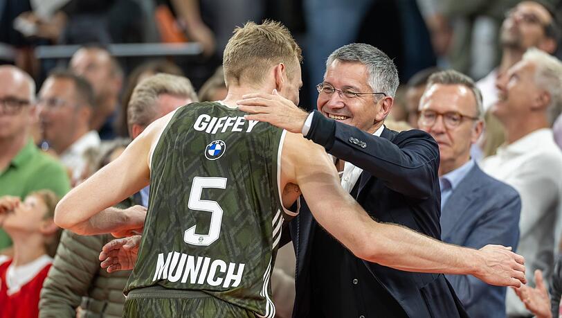 Mit Begeisterung auch beim Basketball dabei: Bayern-Präsident Herbert Hainer (r.) umarmt Weltmeister Niels Giffey und gratuliert zu einem der Euroleague-Siege im SAP Garden.