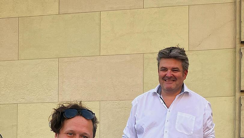 Initiator Benjamin David (r.) und der Künstler Martin Blumöhr mit dem Klavier "Corpussonans". Das steht am Giesinger Bahnhof. Initiator Benjamin David (r.) und der Künstler Martin Blumöhr mit dem Klavier "Corpussonans". Das steht am Giesinger Bahnhof.