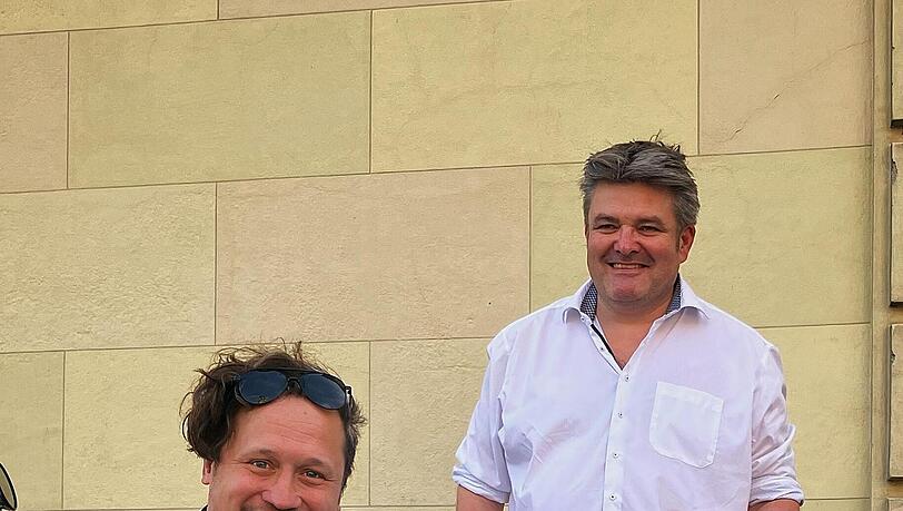 Initiator Benjamin David (r.) und der Künstler Martin Blumöhr mit dem Klavier "Corpussonans". Das steht am Giesinger Bahnhof. Initiator Benjamin David (r.) und der Künstler Martin Blumöhr mit dem Klavier "Corpussonans". Das steht am Giesinger Bahnhof.