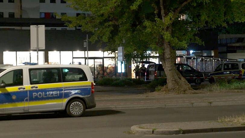 In einem Berliner Supermarkt läuft eine Geiselnahme. In einem Berliner Supermarkt läuft eine Geiselnahme.