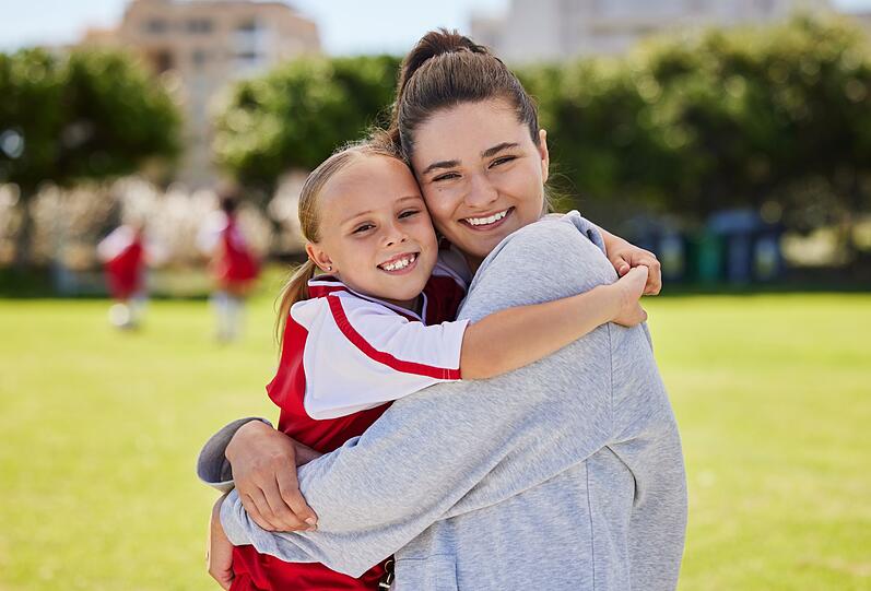Ob Fußballturnier, Kuchenverkauf, Trikots waschen oder Fahrdienst - Soccer Moms organisieren alles rund um das Vereinsleben der Kinder. Sie sind stehen mehrmals die Woche am Spielfeldrand, feuern ihren Nachwuchs lautstark an und opfern viel Zeit für das Hobby ihrer Kinder. Was als liebevolle Unterstützung begann, wird schnell zur einzigen Freizeitbeschäftigung und zur Lebensaufgabe. Ob Fußballturnier, Kuchenverkauf, Trikots waschen oder Fahrdienst - Soccer Moms organisieren alles rund um das Vereinsleben der Kinder. Sie sind stehen mehrmals die Woche am Spielfeldrand, feuern ihren Nachwuchs lautstark an und opfern viel Zeit für das Hobby ihrer Kinder. Was als liebevolle Unterstützung begann, wird schnell zur einzigen Freizeitbeschäftigung und zur Lebensaufgabe.
