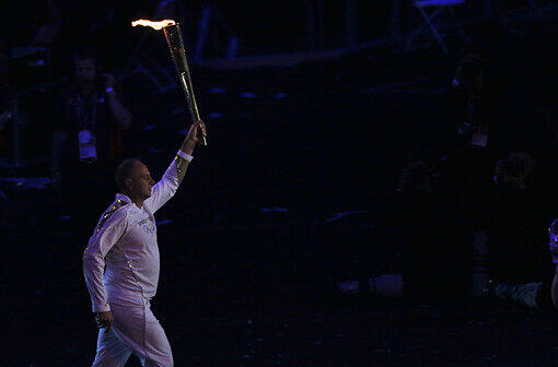 Die Feuerwerke funkelten, die Show faszinierte und ganz London war in Aufruhr: Am Freitagabend wurden die Olympischen Spiele 2012 mit viel Bombast eröffnet.