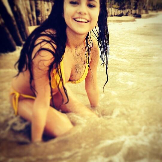 Selena Gomez in verführerischer Pose: "Taking my power back.. can't wait to show you where I've been. I love y'all. Ps, I still obsess over pickles."
