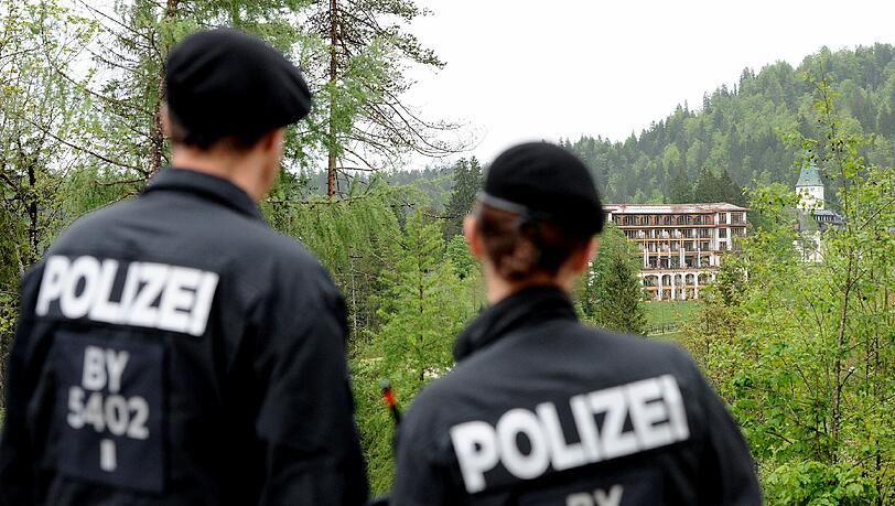 Polizeipräsenz vor dem Schloss Elmau zum G7-Gipfel