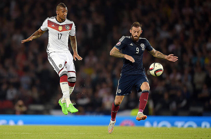 Jerome Boateng (r.) - Note 3: Zwei Gegentore, doch der Abwehrchef der Bayern war nicht schuldig zu sprechen. Was er klären musste, klärte er. Am Ball ganz ruhig.