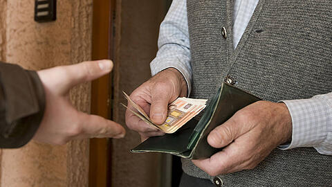 Der betrogene Senior tauschte Bargeld gegen angeblich teure Uhren. (Symbolbild)