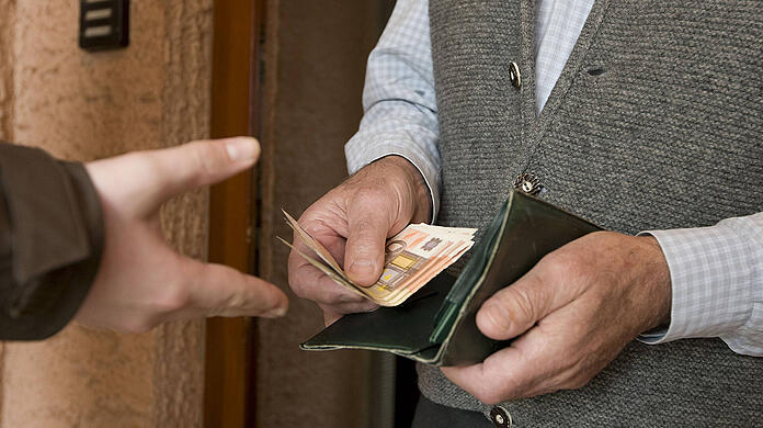Der betrogene Senior tauschte Bargeld gegen angeblich teure Uhren. (Symbolbild)