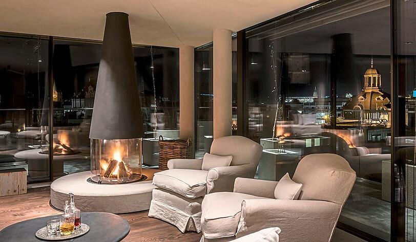 Wenn schon Kamin, dann auch freistehend: die Penthouse Garden Suite im Bayerischen Hof.