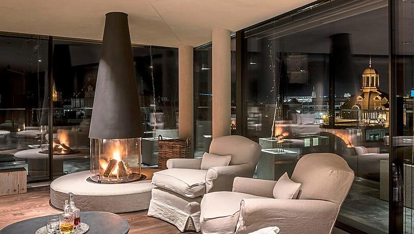 Wenn schon Kamin, dann auch freistehend: die Penthouse Garden Suite im Bayerischen Hof. Wenn schon Kamin, dann auch freistehend: die Penthouse Garden Suite im Bayerischen Hof.