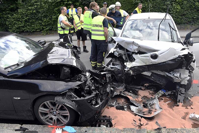 Die Bilder vom Unfall mit einem Toten in Eching (Landkreis Freising).