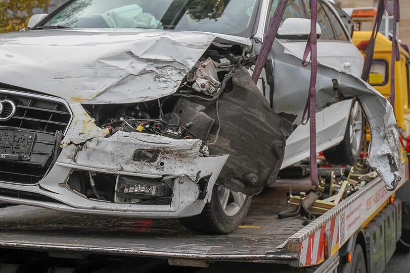 Auf einer Kreuzung stößt das Kleinalarmfahrzeug der Nürnberger Feuerwehr mit einem Audi A4 zusammen.