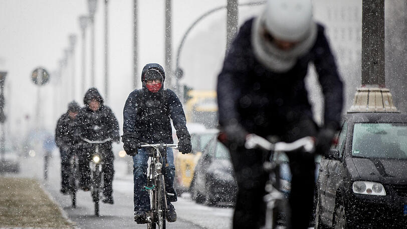 So langsam wird das Radeln ein bisschen ungemütlicher - ganz auf das Fahrrad verzichten braucht man aber nicht, wenn man es richtig anstellt.