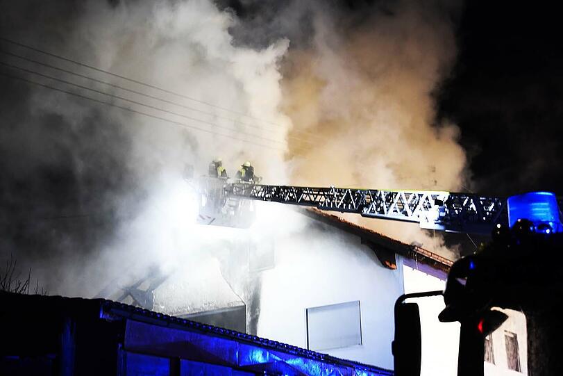 Ein Wohnhaus in Otterfing (Landkreis Miesbach) ist in der Nacht zu Mittwoch bei einem Brand komplett zerstört worden.