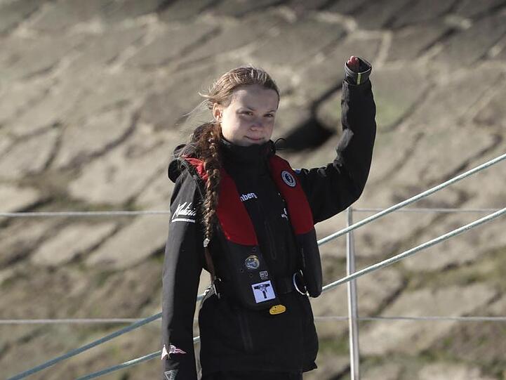 Greta Thunberg trifft auf dem Katamaran "La Vagabonde" in Lissabon ein.