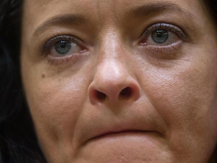 Die angeklagte Beate Zschäpe sitzt auf der Anklagebank im Gerichtssaal. Foto: Peter Kneffel/Archiv