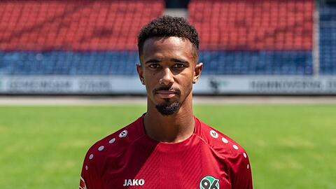 Spieler Noah Joel Sarenren Bazee beim Fototermin von Hannover 96 in der HDI-Arena. Foto: Peter Steffen/Archivbild