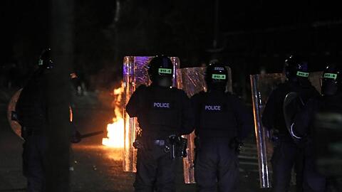 In Belfast hat es Auseinandersetzungen zwischen Polizisten und Randalierern gegeben.