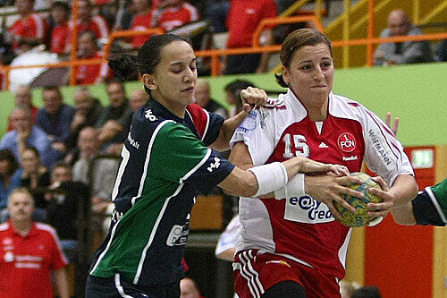 Der Trainer freut sich schon: Franziska Garcia-Almendaris (li., im Duell mit Ania Rösler) spielt künftig für Nürnberg.