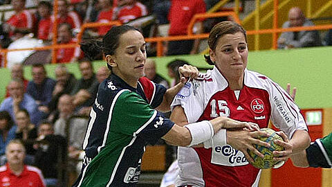 Der Trainer freut sich schon: Franziska Garcia-Almendaris (li., im Duell mit Ania Rösler) spielt künftig für Nürnberg.