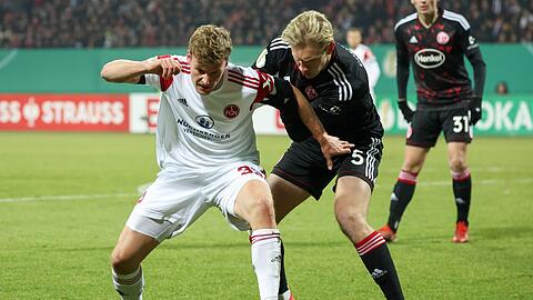 Christoph Daferner (l) setzte sich mit dem 1. FC Nürnberg gegen Christoph Klarer und Fortuna Düsseldorf durch.