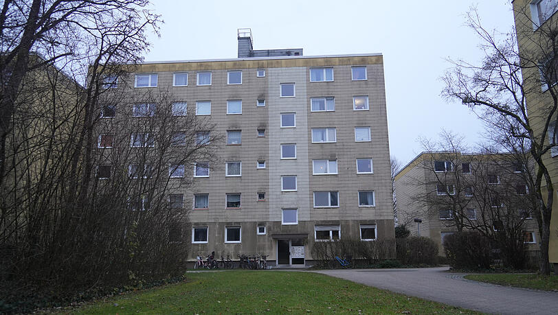 Tatort Guardinistraße: In diesem Wohnhaus hat ein 27-Jähriger auf seine Mutter eingestochen. Tatort Guardinistraße: In diesem Wohnhaus hat ein 27-Jähriger auf seine Mutter eingestochen.
