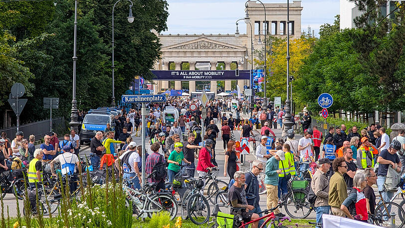 Am Karolinenplatz drängeln sich am Samstag die Teilnehmer der Radldemo. Der Protest gegen die IAA 2025 fiel insgesamt laut Polizei kleiner aus als noch vor zwei Jahren.