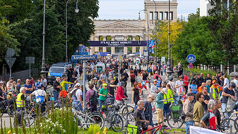 Am Karolinenplatz drängeln sich am Samstag die Teilnehmer der Radldemo. Der Protest gegen die IAA 2025 fiel insgesamt laut Polizei kleiner aus als noch vor zwei Jahren.