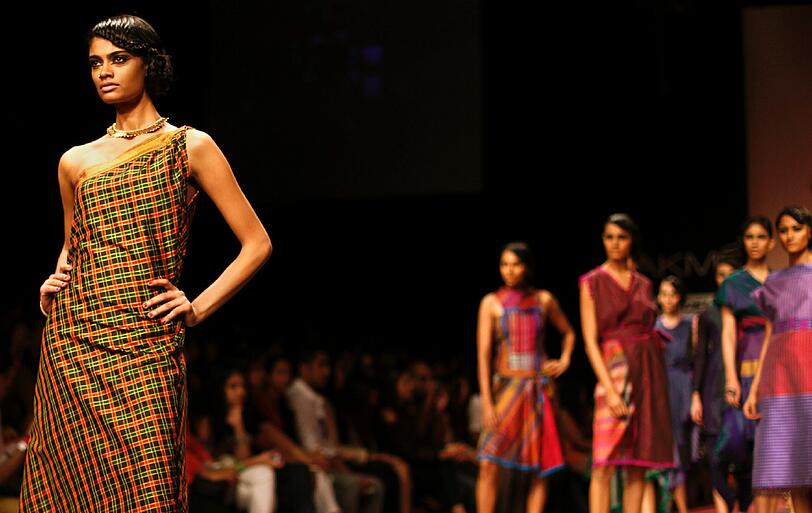 Fashion Week in der indischen Hafenmetropole Mumbai: Manche Kreationen sehen aus, als kämen sie von einem anderen Planeten. Der Stil bewegt sich in gewagter Weise zwischen Lady Gaga, Star Wars und Minnie Maus.