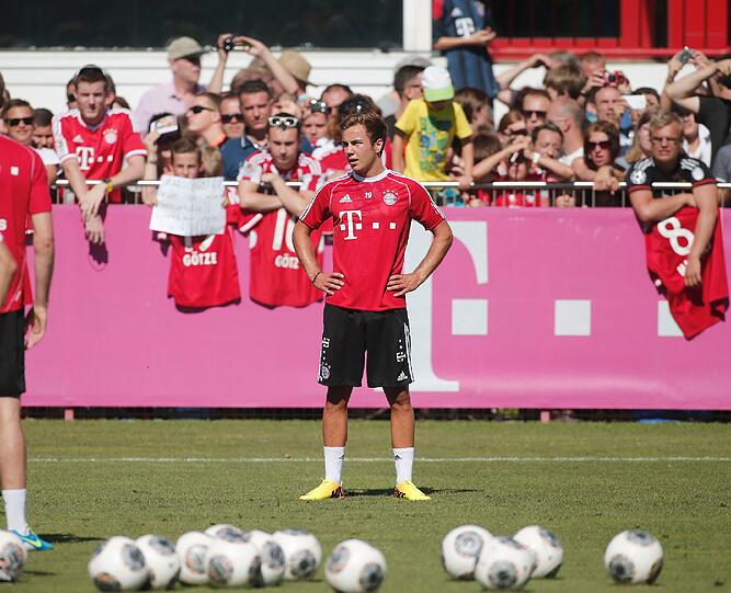 Sehen Sie hier weitere Bilder vom ersten Mannschaftstraining mit Mario Götze.