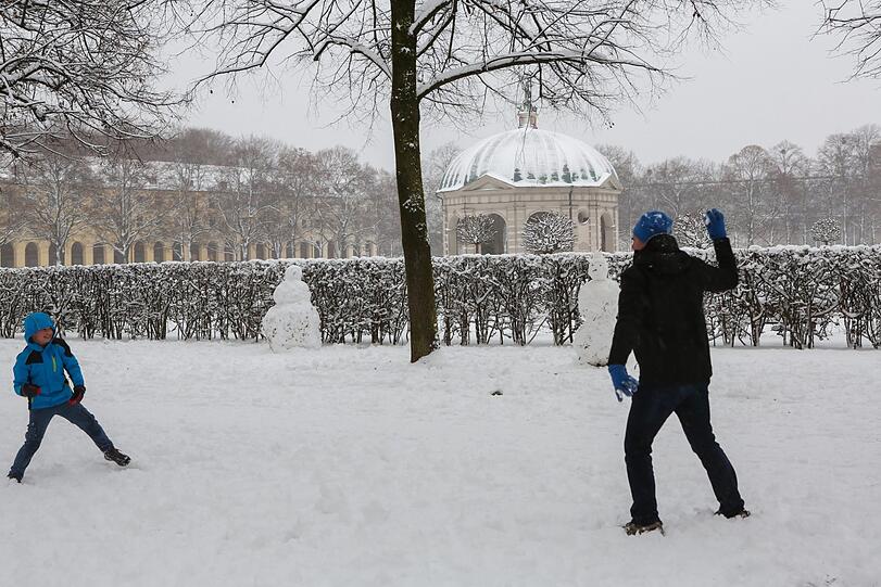 Im Hofgarten nutzen die Münchner das Wetter, um sich mit Schneebällen einzudecken.