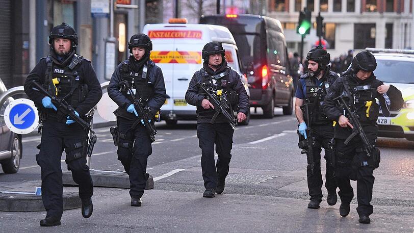 Bei einer Messerattacke in London wurden zwei Personen getötet. Stunden später gab es im niederländischen Den Haag ebenfalls eine Messerattacke.