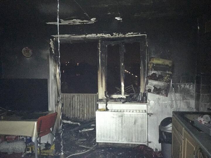 Chiemgaustraße 81: die vom Feuer zerstörte Küche mit Balkon.