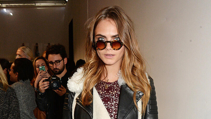 Model Cara Delevingne präsentierte die Mode für Burberry bei der London Fashion Week Model Cara Delevingne präsentierte die Mode für Burberry bei der London Fashion Week
