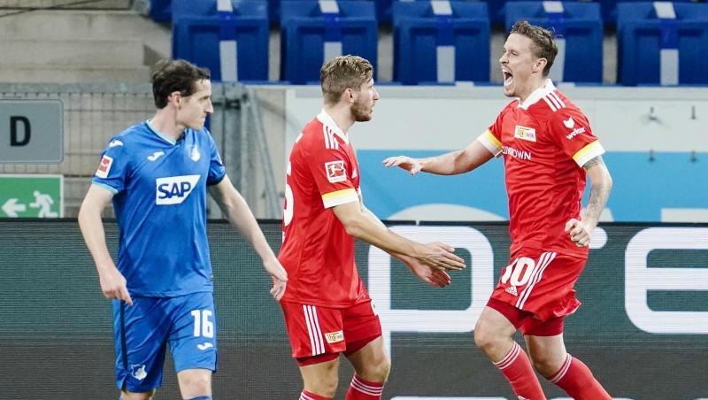Max Kruse (r) jubelt über seinen verwandelten Elfmeter zum 1:0 für Union Berlin.