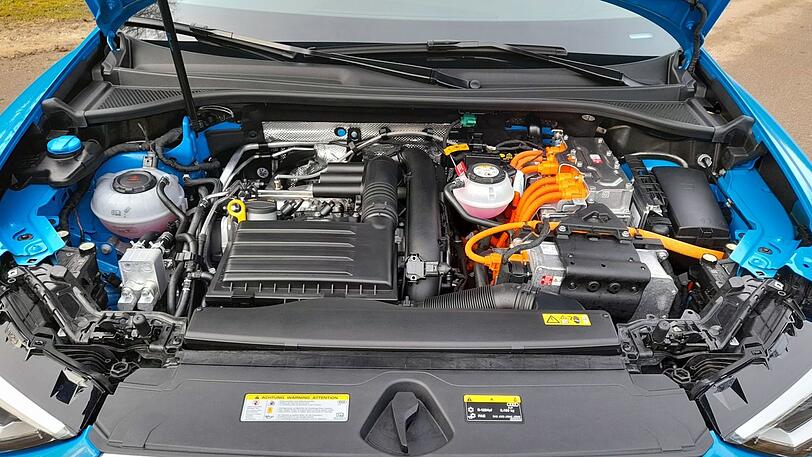 Gelungene Kombination: Im Q3 45 TFSI e helfen ein Verbrenner und ein E-Motor zusammen.